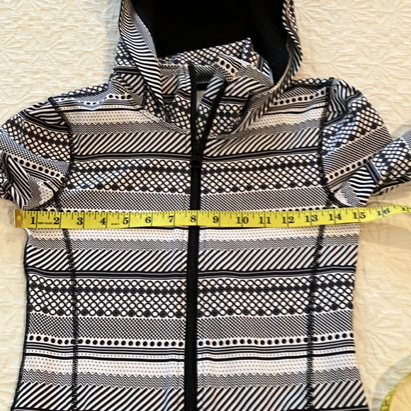Super cute and comfy Lorna Jane hoodie with front zip and thumb holes. - Picture 11 of 15